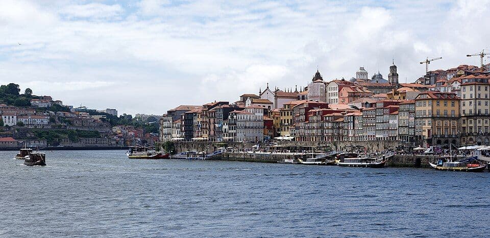 Casario colorido da Ribeira do Porto à beira do Douro, visto da outra margem