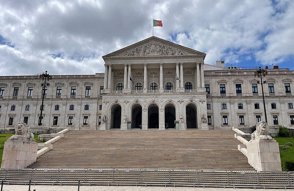 Fachada do Palácio de São Bento com colunas, frontão e a escadaria principal ladeada por leões de pedra