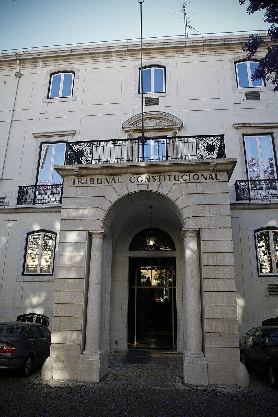 Entrada do Palácio Ratton com a inscrição Tribunal Constitucional por cima do portal