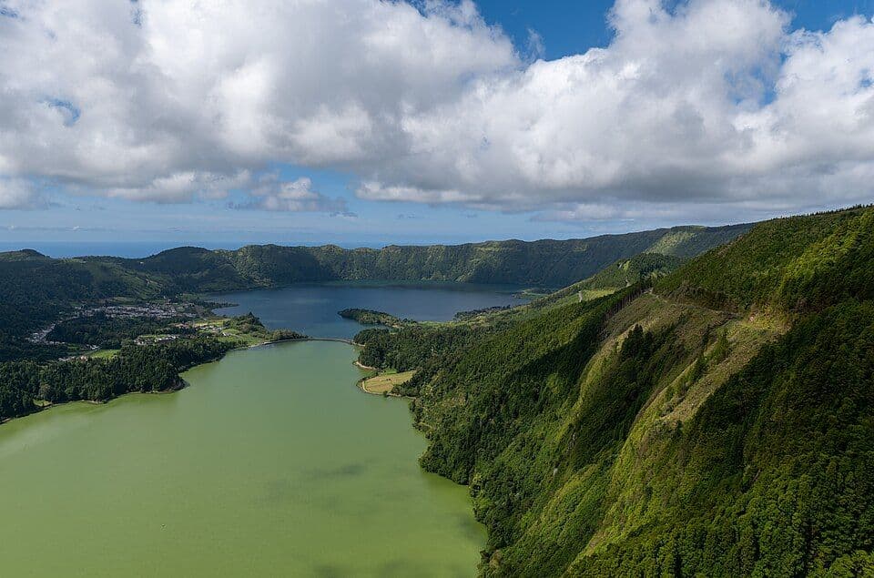 Lagoas verde e azul das Sete Cidades, rodeadas de encostas cobertas de vegetação
