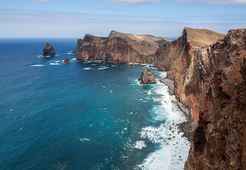 Falésias avermelhadas da Ponta de São Lourenço sobre o mar azul