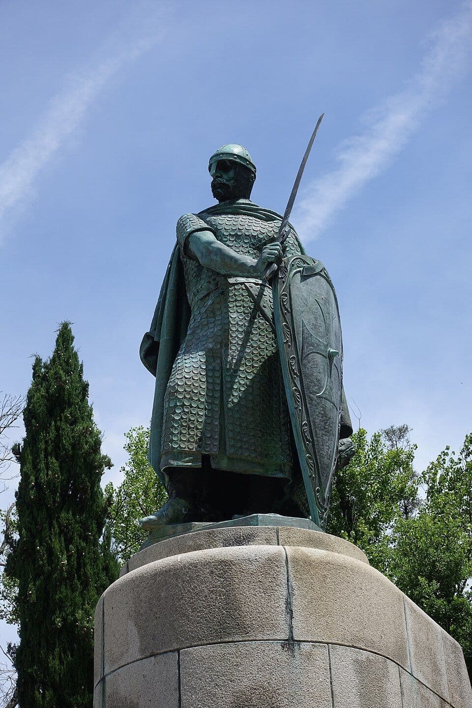 Estátua de bronze de D. Afonso Henriques, de cota de malha, espada e escudo, sobre um pedestal de granito
