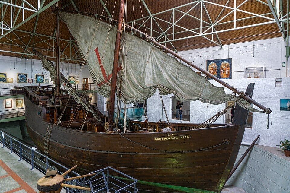 Réplica em tamanho real de uma caravela com vela latina, exposta num museu