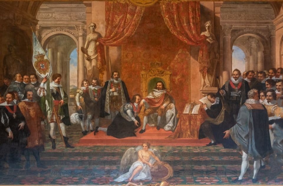 Pintura de D. João IV sentado no trono, rodeado de nobres, enquanto um fidalgo lhe beija a mão