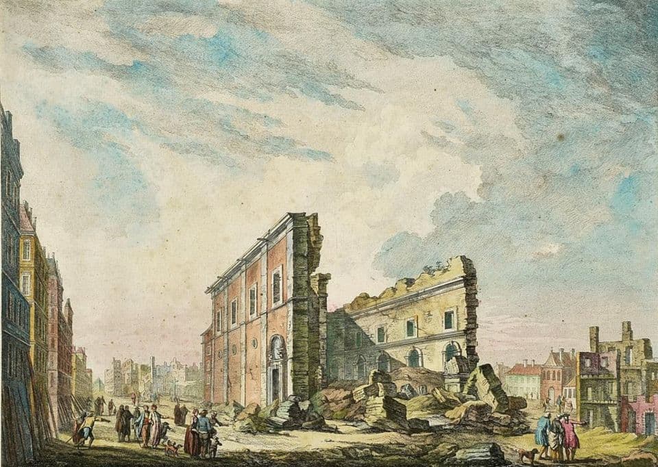 Gravura colorida das ruínas da Igreja de São Paulo, em Lisboa, com entulho na rua e pessoas a passar