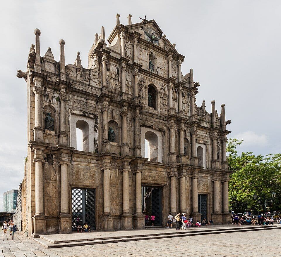 Fachada de pedra da antiga igreja de São Paulo, em Macau, com estátuas nos nichos e escadaria em frente