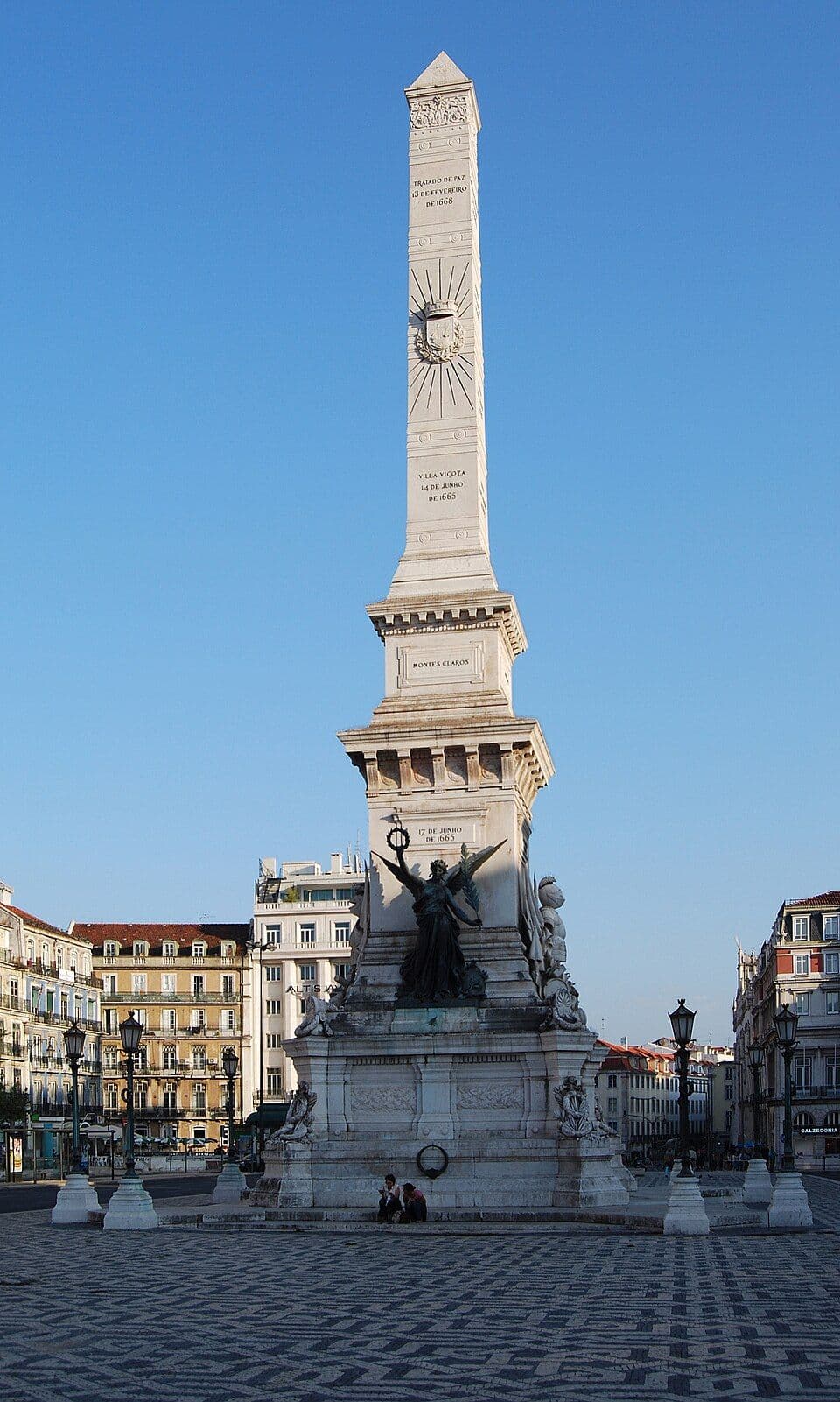 Obelisco do Monumento aos Restauradores, com uma estátua alada na base, na Praça dos Restauradores